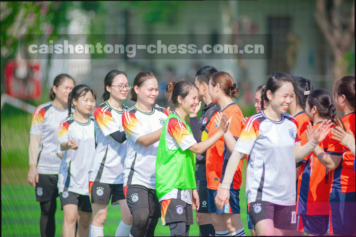 俯拍的记录板与计时器特写，旁边放着棋牌对局记录卡