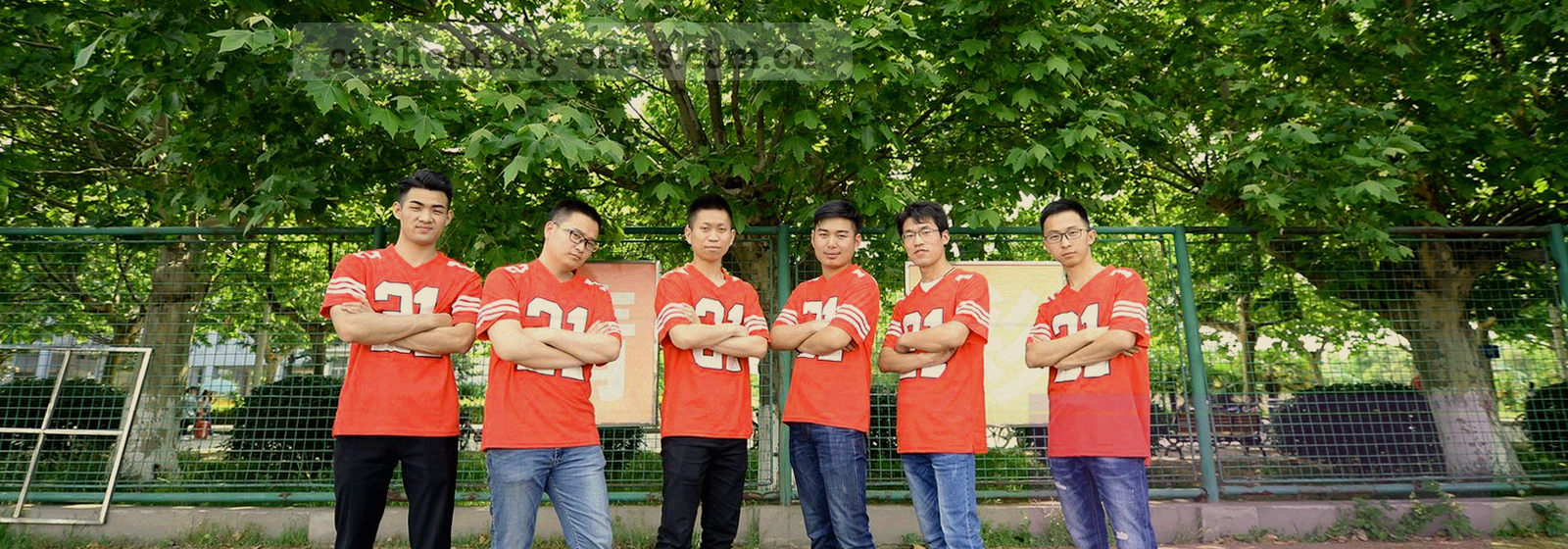深色战术板细线与多枚轮次编号印章的俯视构图